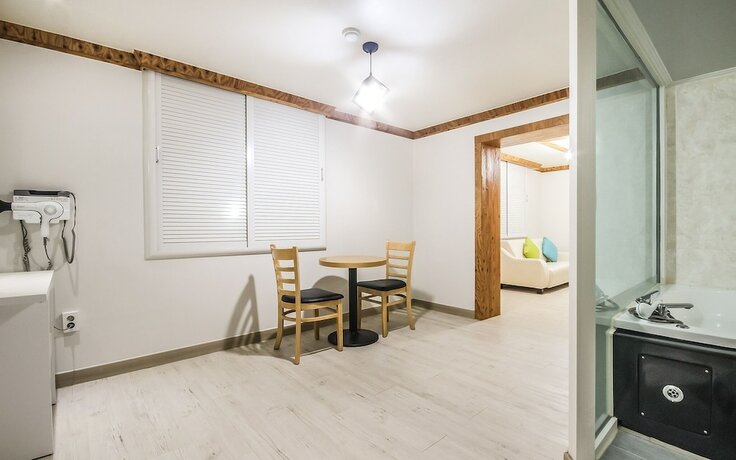 Imagen de la habitación del Hotel Iksan Jjak. Foto 18