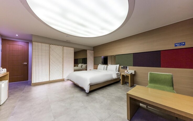 Imagen de la habitación del Hotel Iksan K 123. Foto 19