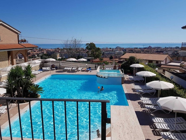 Imagen de la piscina del Hotel Il Borgo Residence. Foto 15