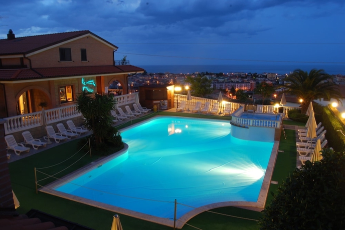 Imagen de la piscina del Hotel Il Borgo Residence. Foto 16