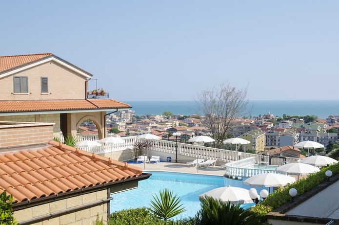 Imagen de la piscina del Hotel Il Borgo Residence. Foto 18