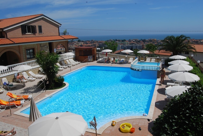 Imagen de la piscina del Hotel Il Borgo Residence. Foto 19