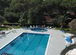 Imagen de la piscina del Hotel Il Castello - Holiday Village Alabirdi. Foto 7