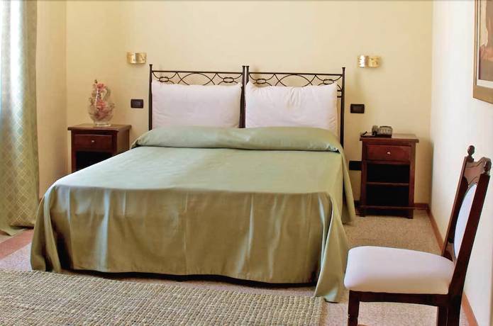 Imagen de la habitación del Hotel Il Convento, Trino. Foto 17