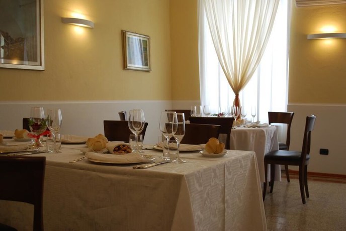 Imagen del bar/restaurante del Hotel Il Convento, Trino. Foto 7
