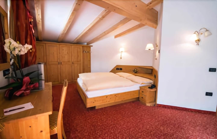 Imagen de la habitación del Hotel Il Falchetto, Sarnonico. Foto 10