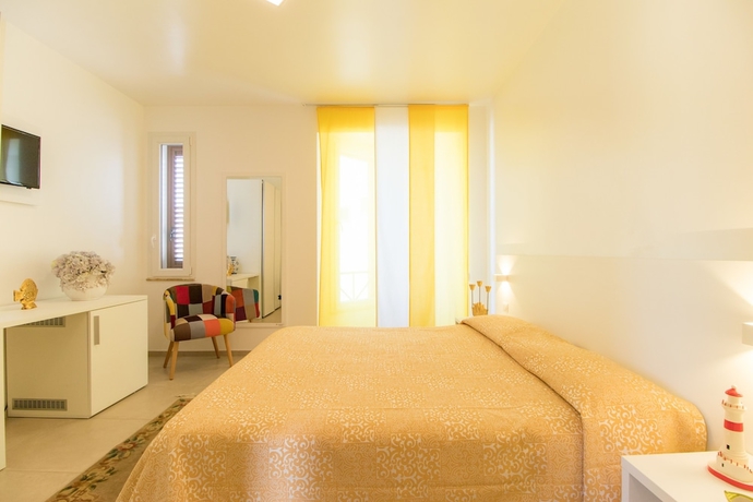 Imagen de la habitación del Hotel Il Faro Della Guitgia. Foto 9
