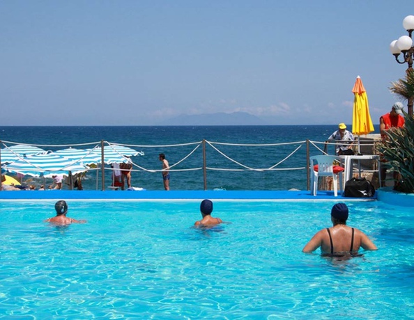 Imagen de la piscina del Hotel Il Gabbiano Beach. Foto 15