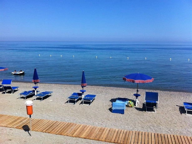 Imagen de los exteriores del Hotel Il Gabbiano, Ciro Marina. Foto 10