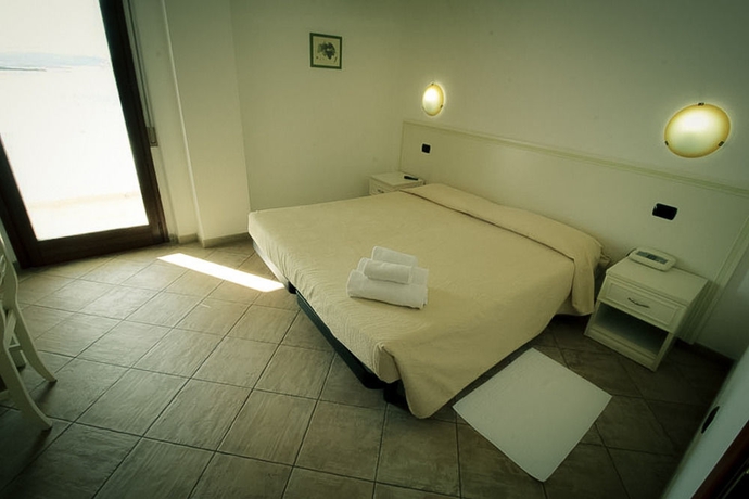 Imagen de la habitación del Hotel Il Gabbiano, La Maddalena. Foto 8