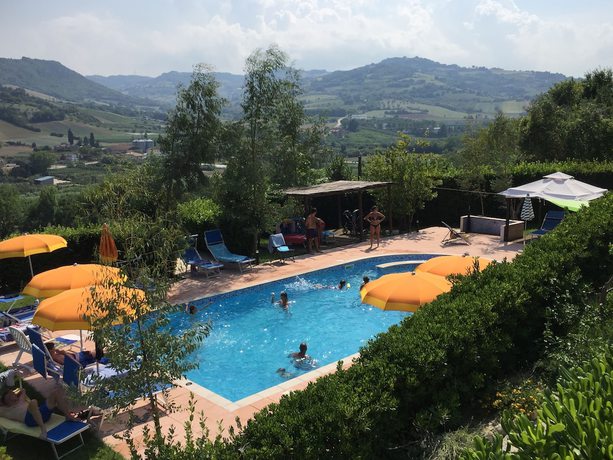 Imagen de la piscina del Hotel Il Girasole, Massignano. Foto 17