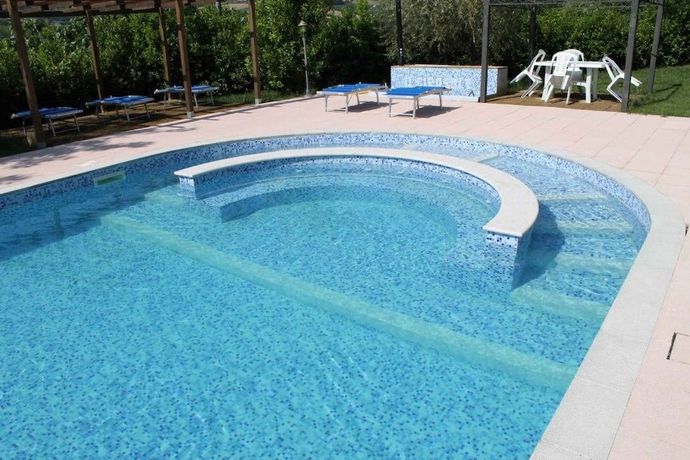 Imagen de la piscina del Hotel Il Girasole, Massignano. Foto 19