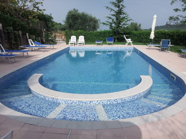 Imagen de la piscina del Hotel Il Girasole, Massignano. Foto 20