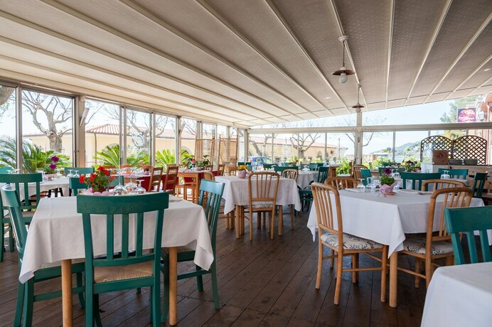 Imagen del bar/restaurante del Hotel Il Porto. Foto 8