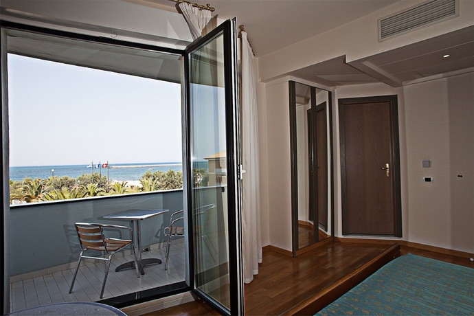 Imagen de la habitación del Hotel Il Timone, Porto San Giorgio. Foto 7