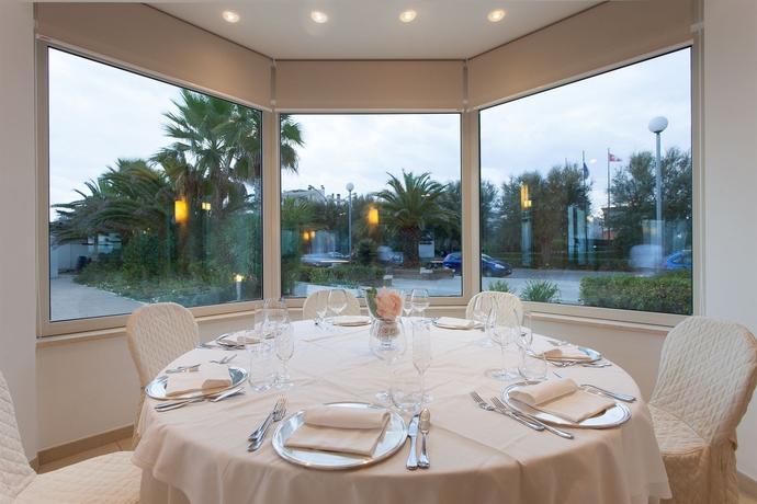 Imagen del bar/restaurante del Hotel Il Timone, Porto San Giorgio. Foto 4
