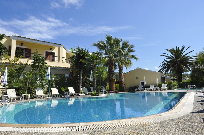 Imagen de la piscina del Hotel Ilena. Foto 11