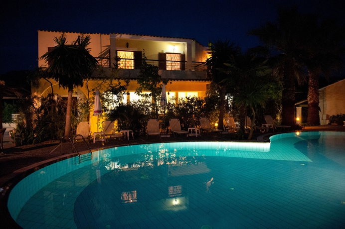 Imagen de la piscina del Hotel Ilena. Foto 13