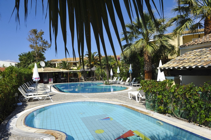 Imagen de la piscina del Hotel Ilena. Foto 14