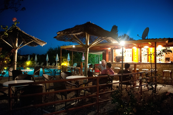 Imagen de la piscina del Hotel Ilena. Foto 15