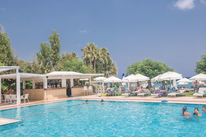 Imagen de la piscina del Hotel Iliada Beach, Famagusta. Foto 15