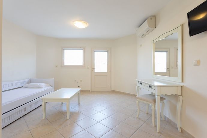 Imagen de la habitación del Hotel Iliada Villas. Foto 5