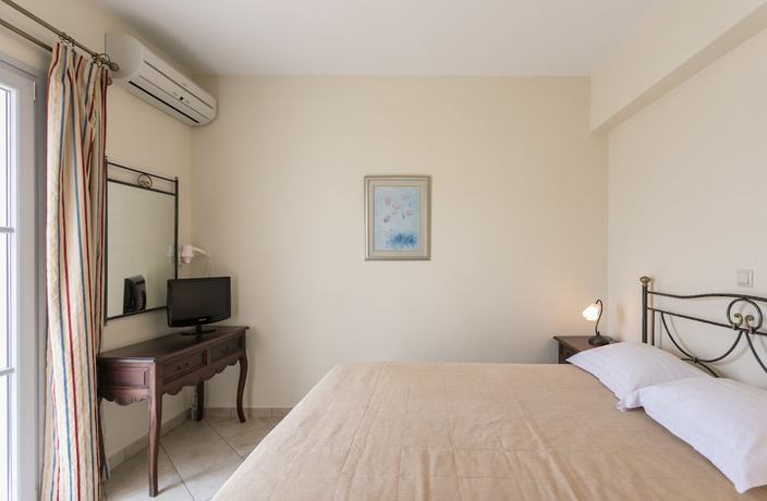 Imagen de la habitación del Hotel Iliada Villas. Foto 15