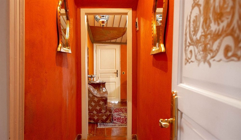 Imagen de la habitación del Hotel Ilion Suites. Foto 7