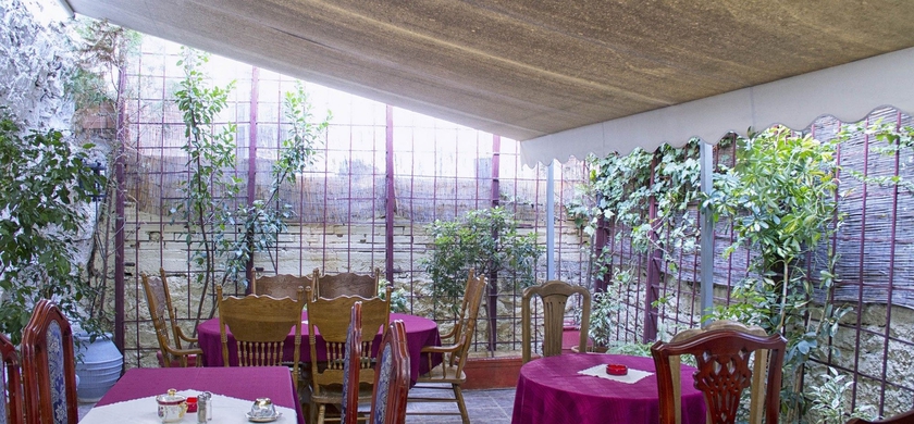 Imagen del bar/restaurante del Hotel Ilion Suites. Foto 2