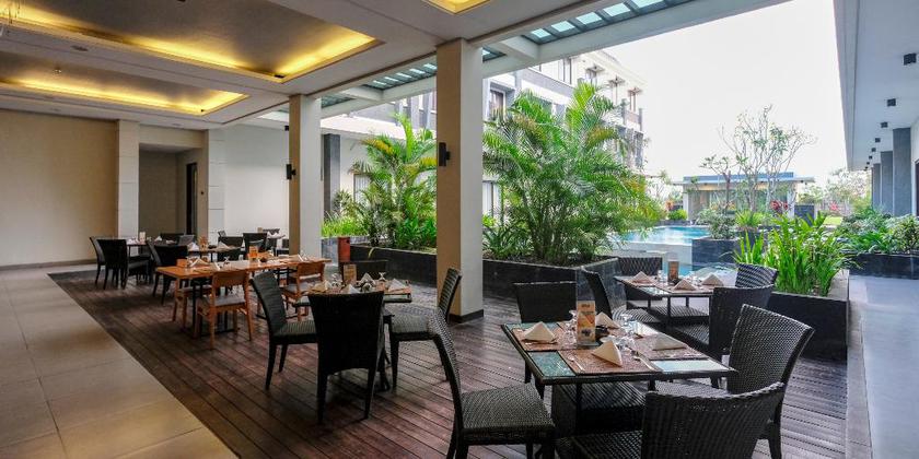 Imagen del bar/restaurante del Hotel Illira Lite Praya Lombok. Foto 6