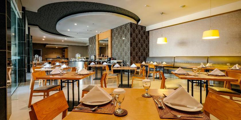 Imagen del bar/restaurante del Hotel Illira Lite Praya Lombok. Foto 7