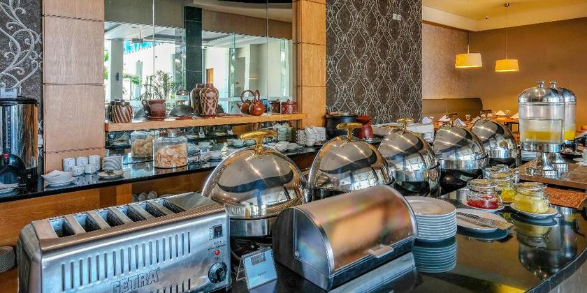 Imagen del bar/restaurante del Hotel Illira Lite Praya Lombok. Foto 10