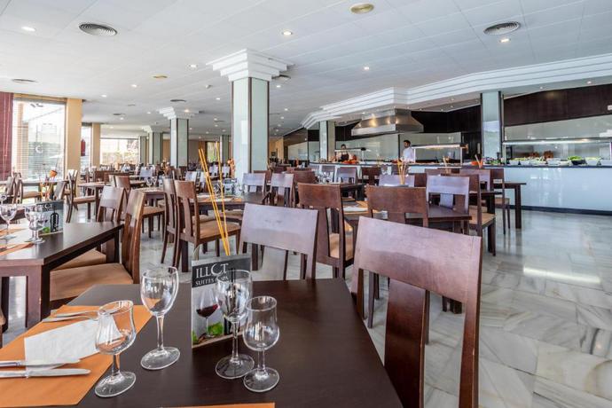 Imagen del bar/restaurante del Hotel Illot Suites. Foto 4