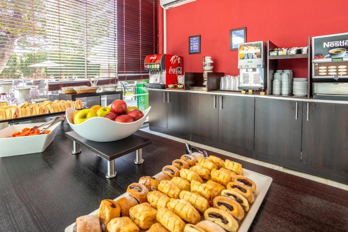 Imagen del bar/restaurante del Hotel Illot Suites. Foto 5