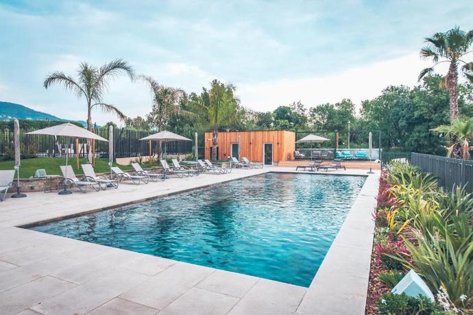 Imagen de la piscina del Hotel Ilot du Golf BW Premier Collection. Foto 7