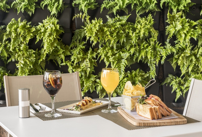 Imagen del bar/restaurante del Hotel Ilunion Alcala Norte. Foto 2