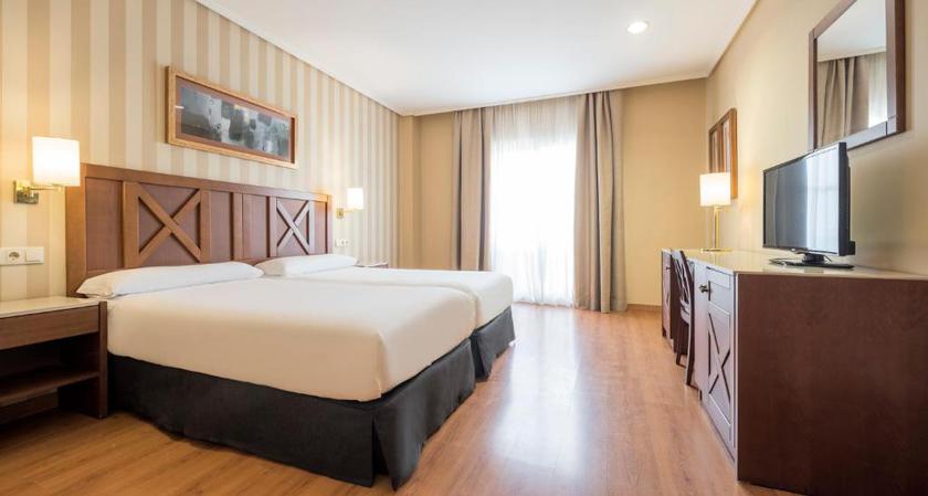 Imagen de la habitación del Hotel Ilunion Alcora Sevilla. Foto 2