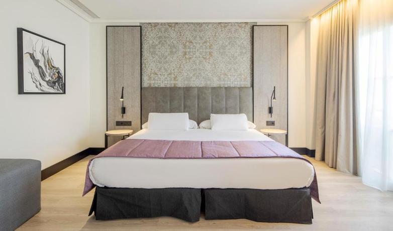 Imagen de la habitación del Hotel Ilunion Alcora Sevilla. Foto 7