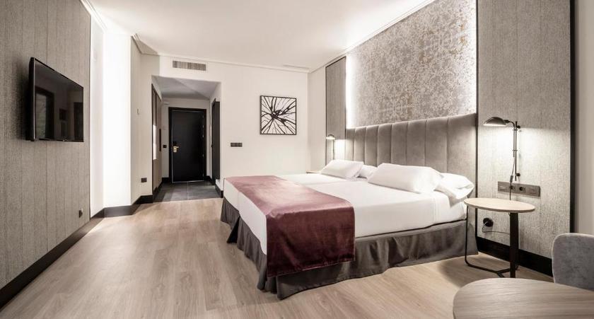 Imagen de la habitación del Hotel Ilunion Alcora Sevilla. Foto 10