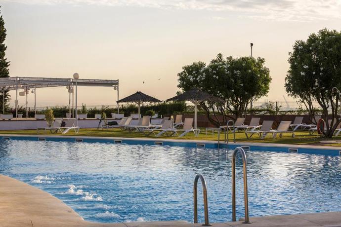Imagen de la piscina del Hotel Ilunion Alcora Sevilla. Foto 17