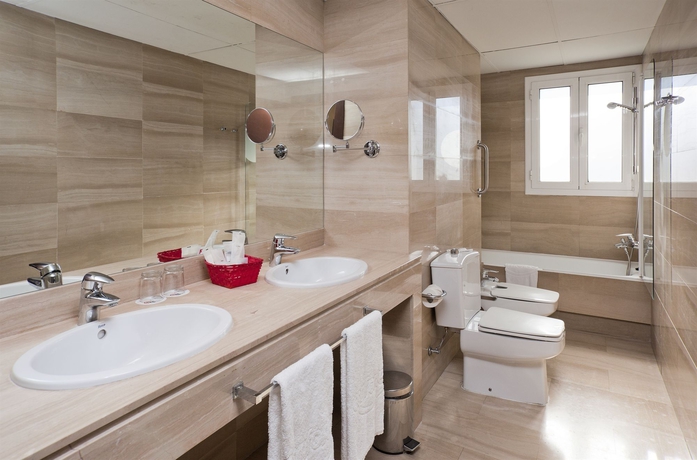 Imagen de la habitación del Hotel Ilunion Almirante. Foto 6