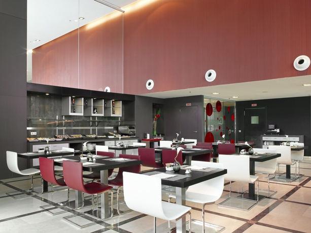 Imagen del bar/restaurante del Hotel Ilunion Aqua 4. Foto 5