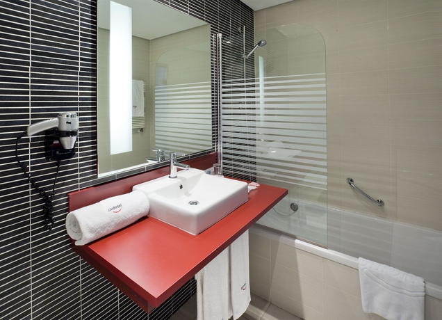 Imagen de la habitación del Hotel Ilunion Atrium. Foto 3