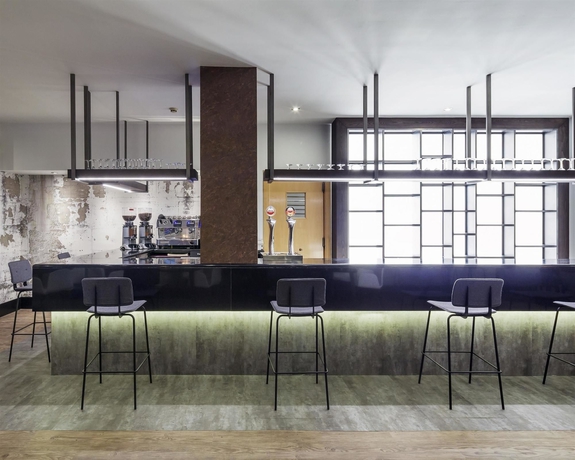 Imagen del bar/restaurante del Hotel Ilunion Bilbao. Foto 3