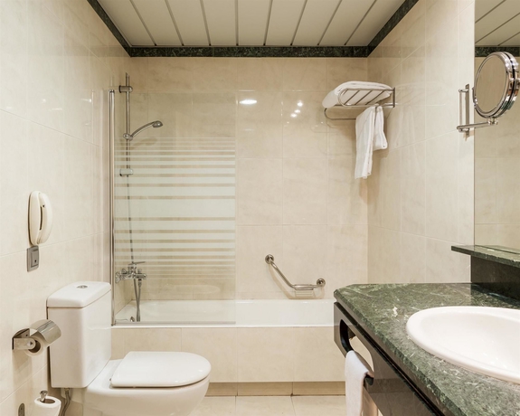 Imagen de la habitación del Hotel Ilunion Bilbao. Foto 10