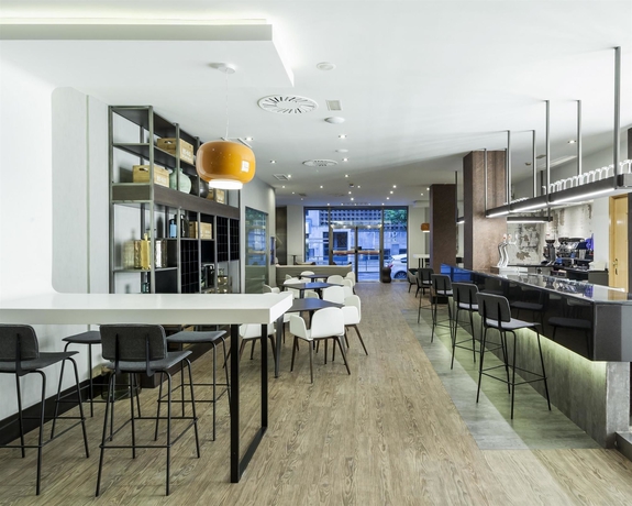 Imagen del bar/restaurante del Hotel Ilunion Bilbao. Foto 5