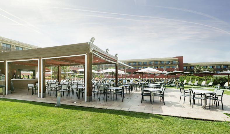 Imagen de los exteriores del Hotel Ilunion Calas de Conil. Foto 9