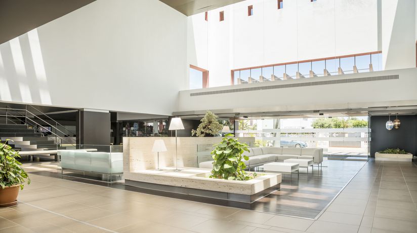 Imagen de los interiores del Hotel Ilunion Calas de Conil. Foto 14