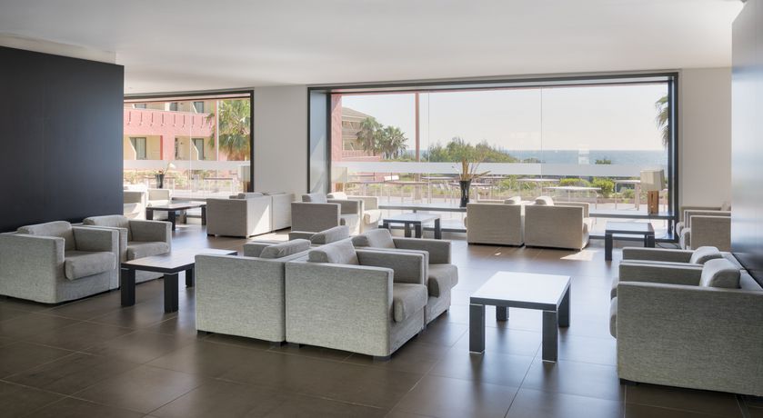 Imagen de los interiores del Hotel Ilunion Calas de Conil. Foto 15