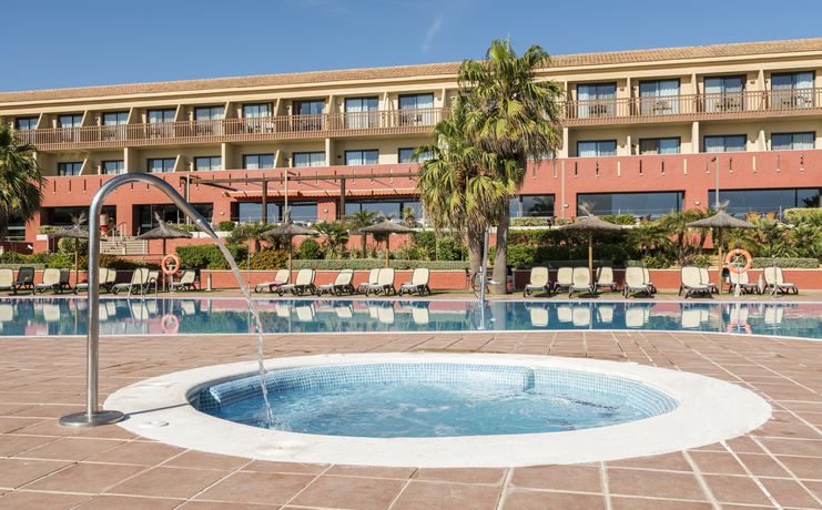 Imagen de la piscina del Hotel Ilunion Calas de Conil. Foto 22
